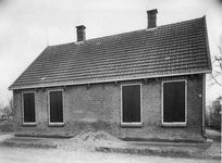 842654 Gezicht op een leegstaand pand langs de provinciale weg IJsselstein-Benschop (‘Weg nr. 6', huisnummer 19; later ...